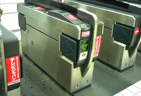 Publicidad en estaciones de tren. Japón.